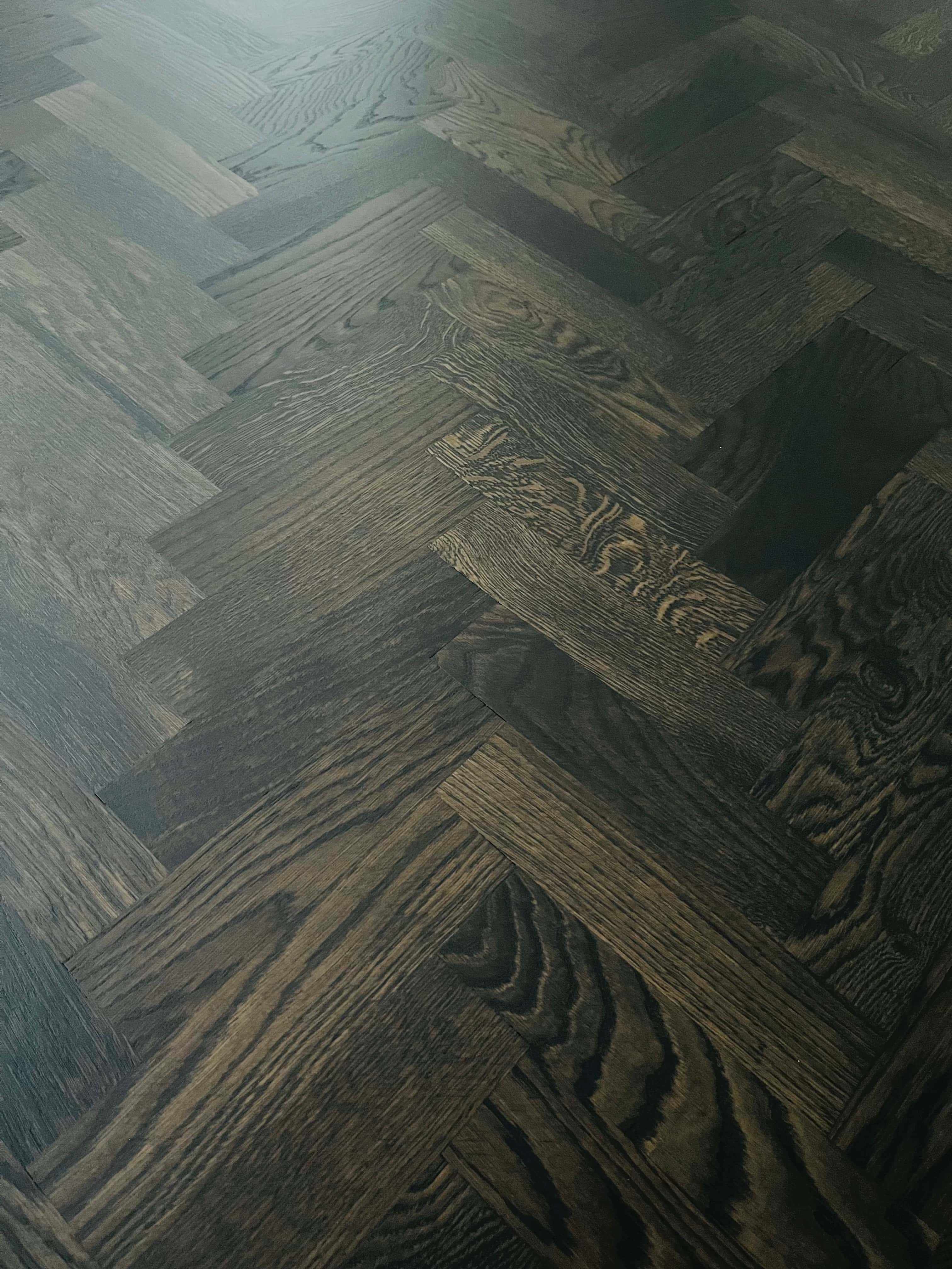 Slipade trägolv i modernt vardagsrum